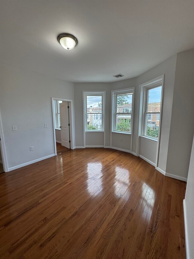 Building Photo - 424 67th St
