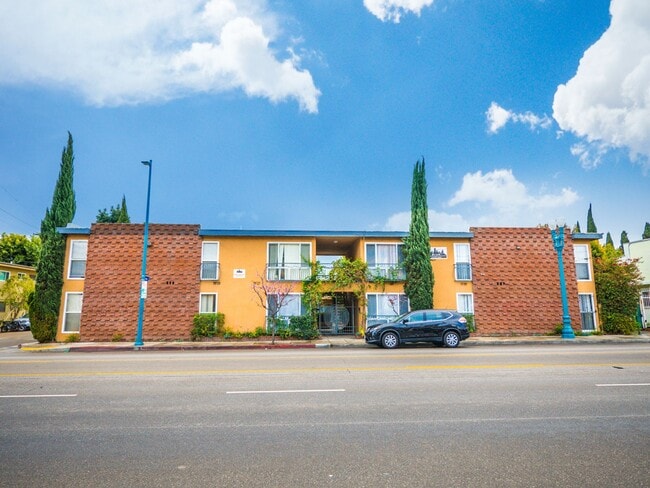 Building Photo - 10736 Magnolia Blvd