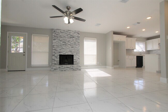 Building Photo - 4611 Silver Fox Dr