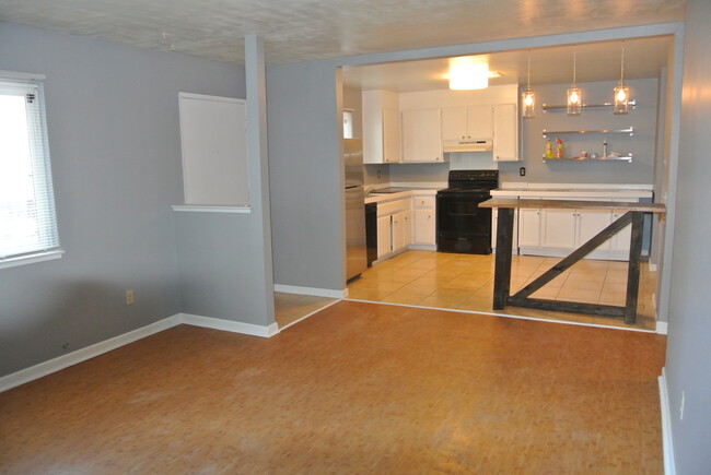 Building Photo - Adorable 2 bedroom, 1 bathroom In Pittsbur...