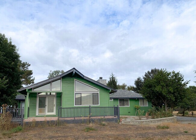 Building Photo - Meadow Lane