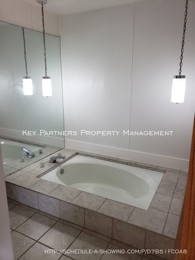Building Photo - 8620 W 117th - SPACIOUS and Updated!