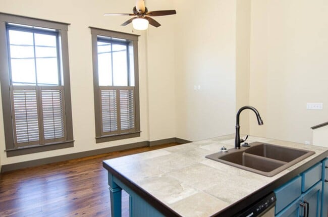 Building Photo - C Street Loft Available Early April!