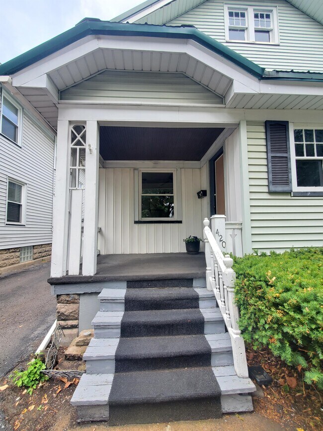 Building Photo - 420-422 Cedarwood Terrace