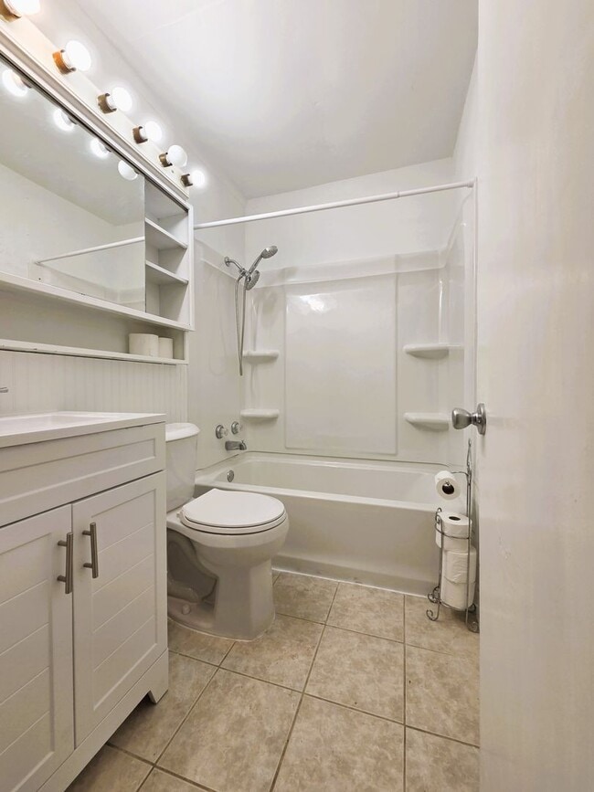 Building Photo - Traditional 4 bedroom cape in Staples Mill and Libbie Road corridor.