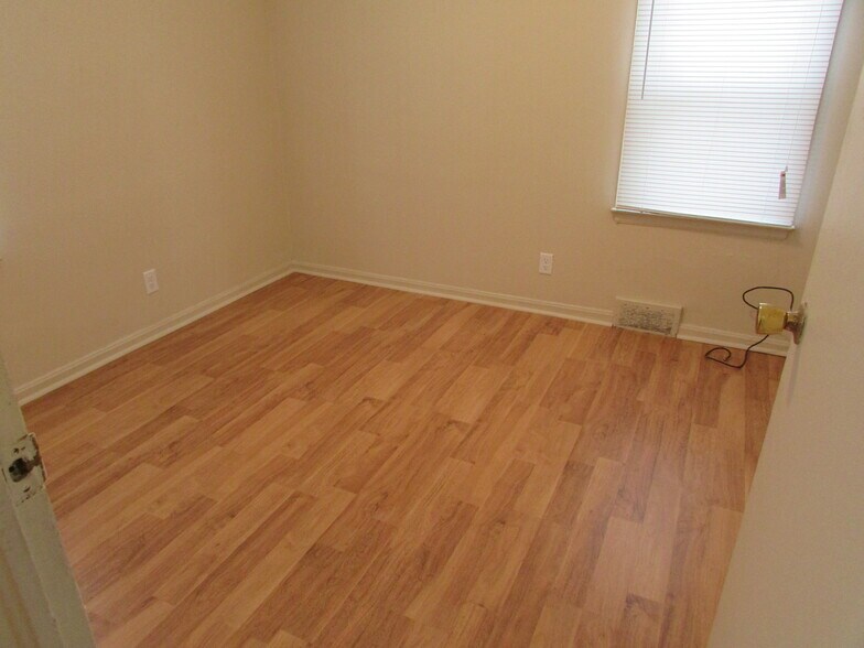 Building Photo - 2284 Hiawatha Park Dr