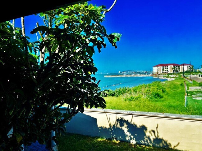 Building Photo - 602 N Shore Dr E