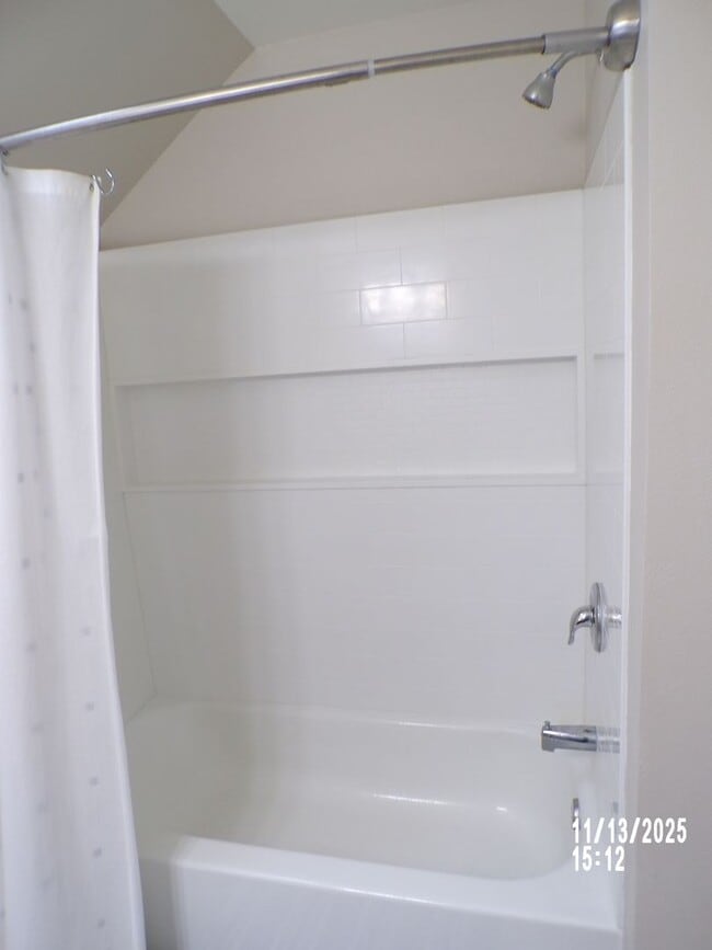 Building Photo - Charming house close to parks