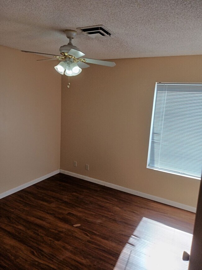 Building Photo - Welcome to this cozy 3-bedroom, 2-bathroom home!