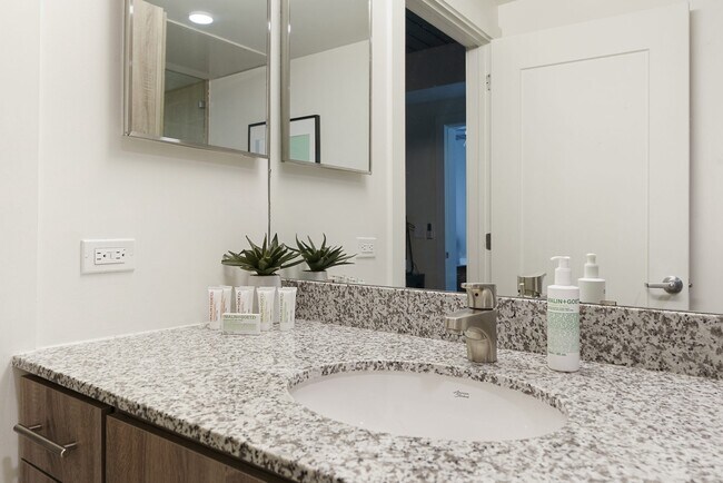 Building Photo - Live in Midtown for $1,515 – Prime Location!