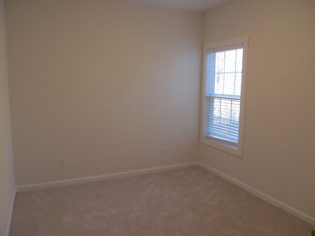 Building Photo - Spacious Condo!