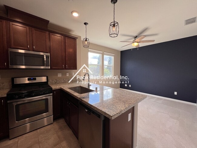 Building Photo - Updated 3bd/3ba North Natomas Townhouse