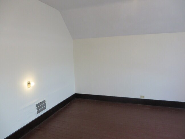 Building Photo - Large Three Bedroom, 1.5 Bathroom Home hal...