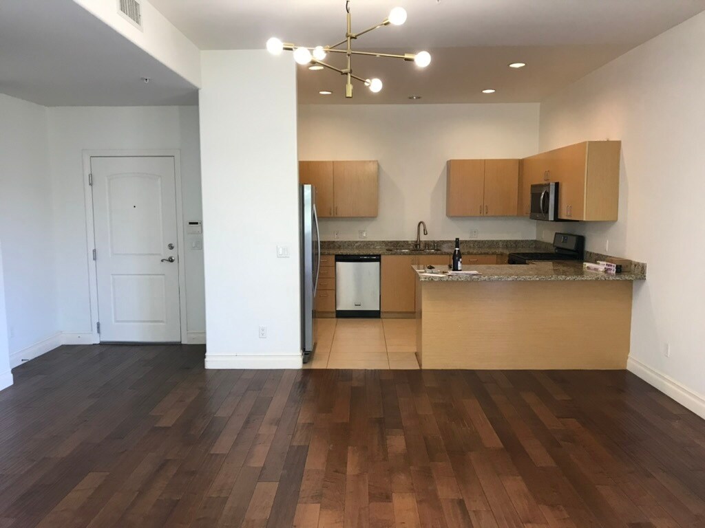 Building Photo - 917 S New Hampshire Ave