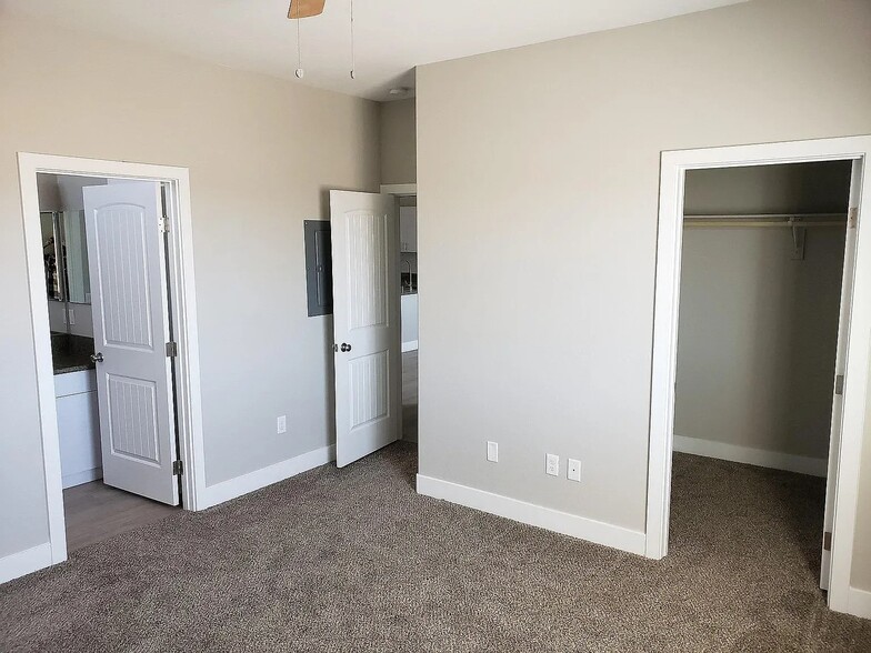 Building Photo - 1561 S Dandelion St