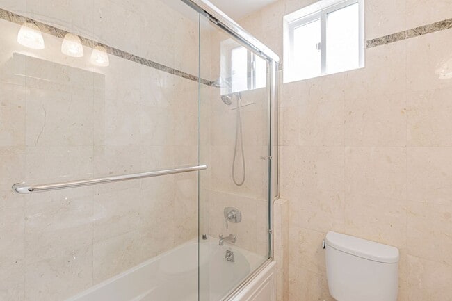Building Photo - Stylish Top-Floor Two Bedroom and One and ...