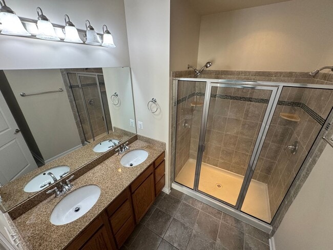 Building Photo - Gorgeous 2 Bed 2 Bath End-Unit Townhome In...
