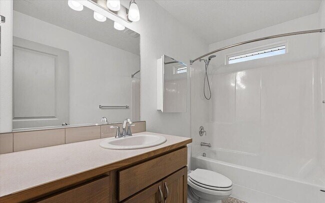 Building Photo - Great Location, Single Family Home, Post F...