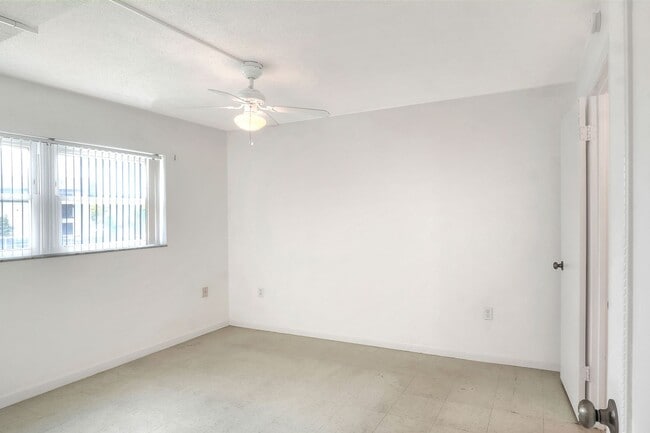 Building Photo - 2-Bedroom, 1-Bathroom Condo in Winter Haven