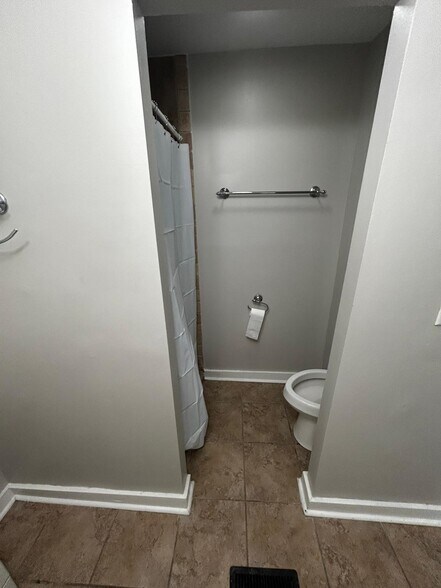 Building Photo - 518 E 13th Ave