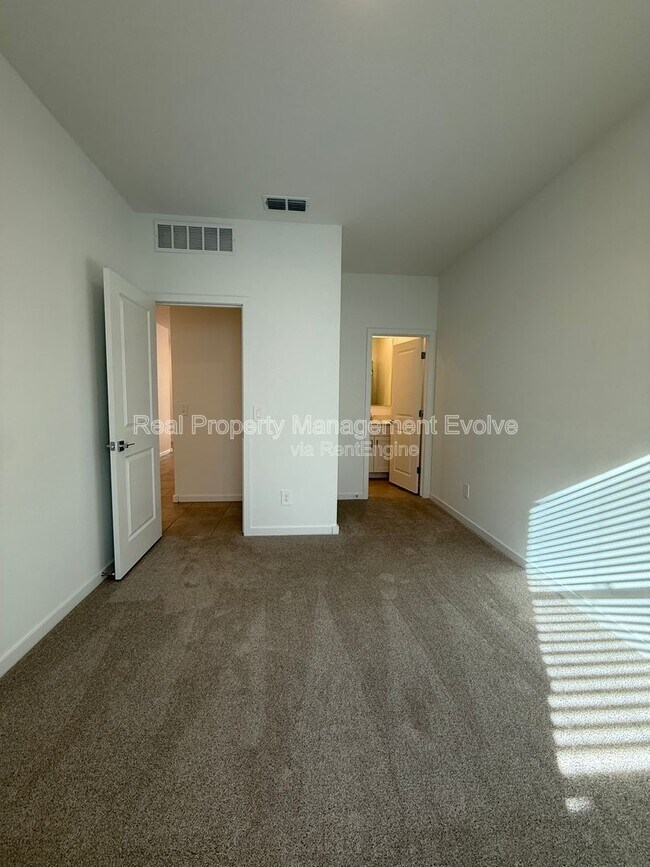 Building Photo - 2484 Fortana Dr