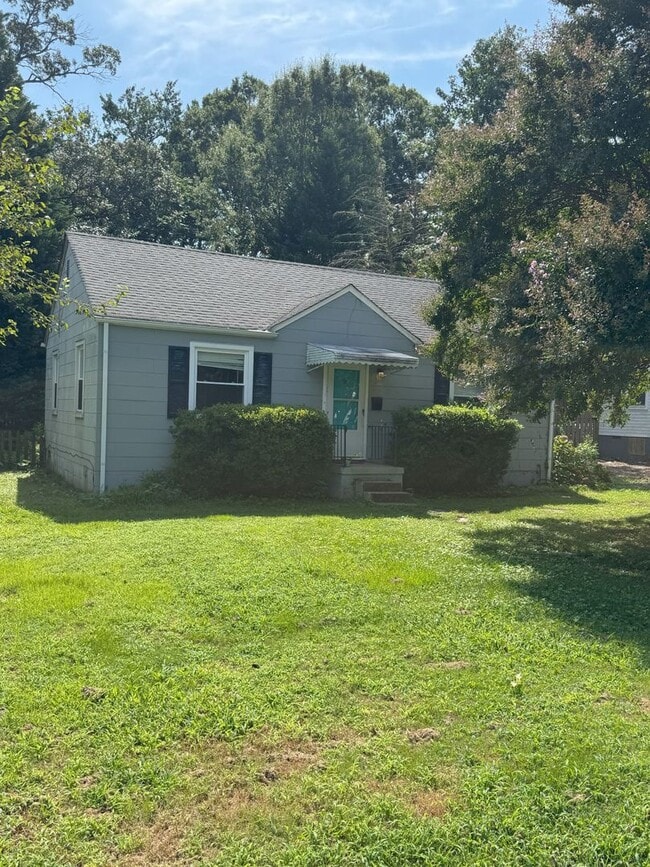 Building Photo - Near West End Rancher ready for you!