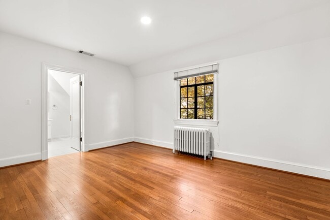 Building Photo - 3 Bed 3.5 Bath - Chevy Chase Colonial - Mo...