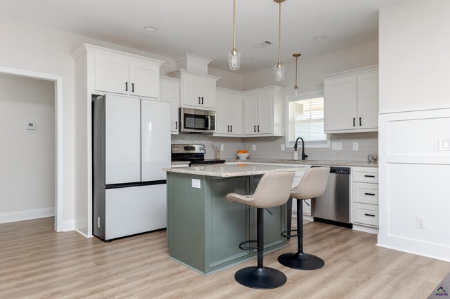 Building Photo - 210 Saraland Trl
