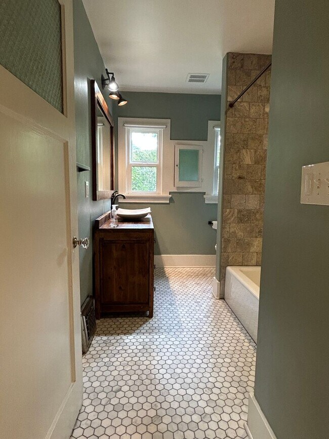 Building Photo - 3 BD SW Portland Home Near Multnomah Village