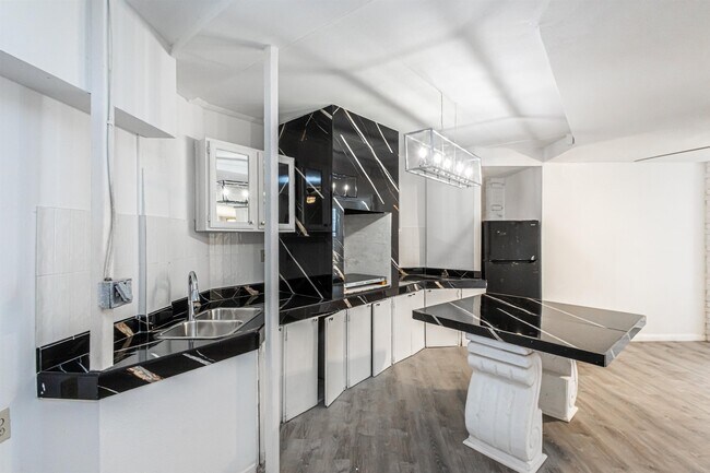 Building Photo - 1420 Corpus Christi St