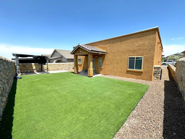 Building Photo - West El Paso 4 bed Refrig A/C