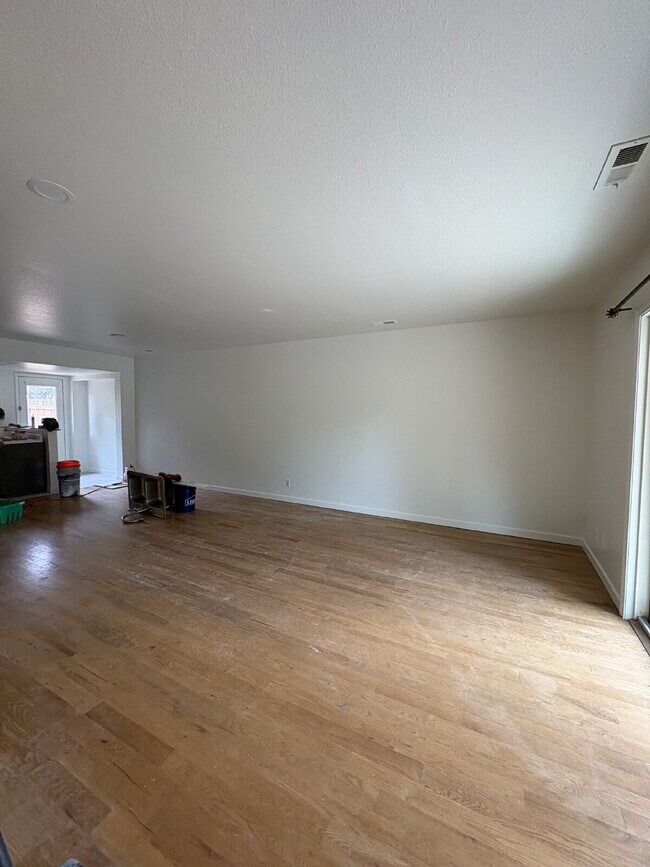 Building Photo - 3 bedroom townhouse