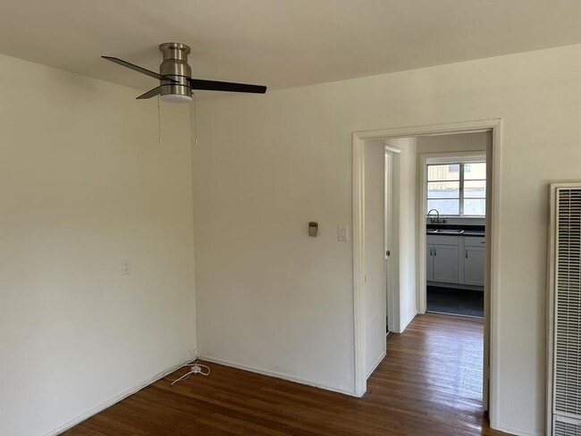 Building Photo - 1843 1/2 Linda Rosa Avenue