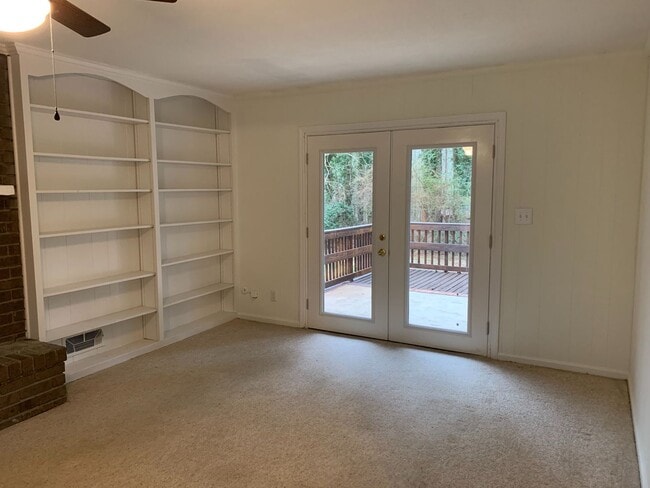 Building Photo - 4 BR 3 BATH in Cedar Creek!