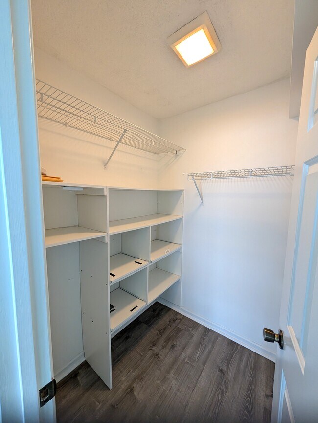 Building Photo - 7505 River Rd