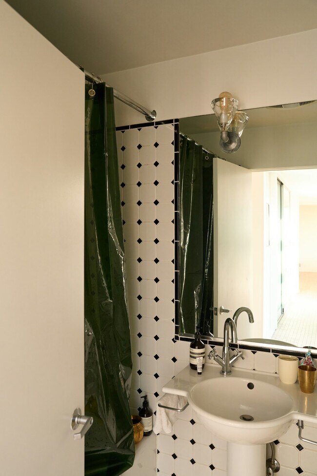 Building Photo - 2743 Hollyridge Dr