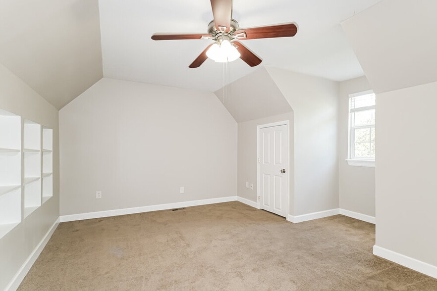 Building Photo - 705 Aster Ln