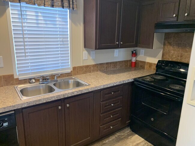 Building Photo - Early Bird Estates Unit #8