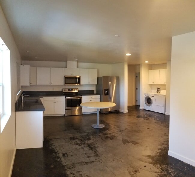 Building Photo - 5 bed 6 bath across street from Cal Poly c...