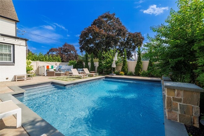Building Photo - 2498 Rockville Centre Pkwy