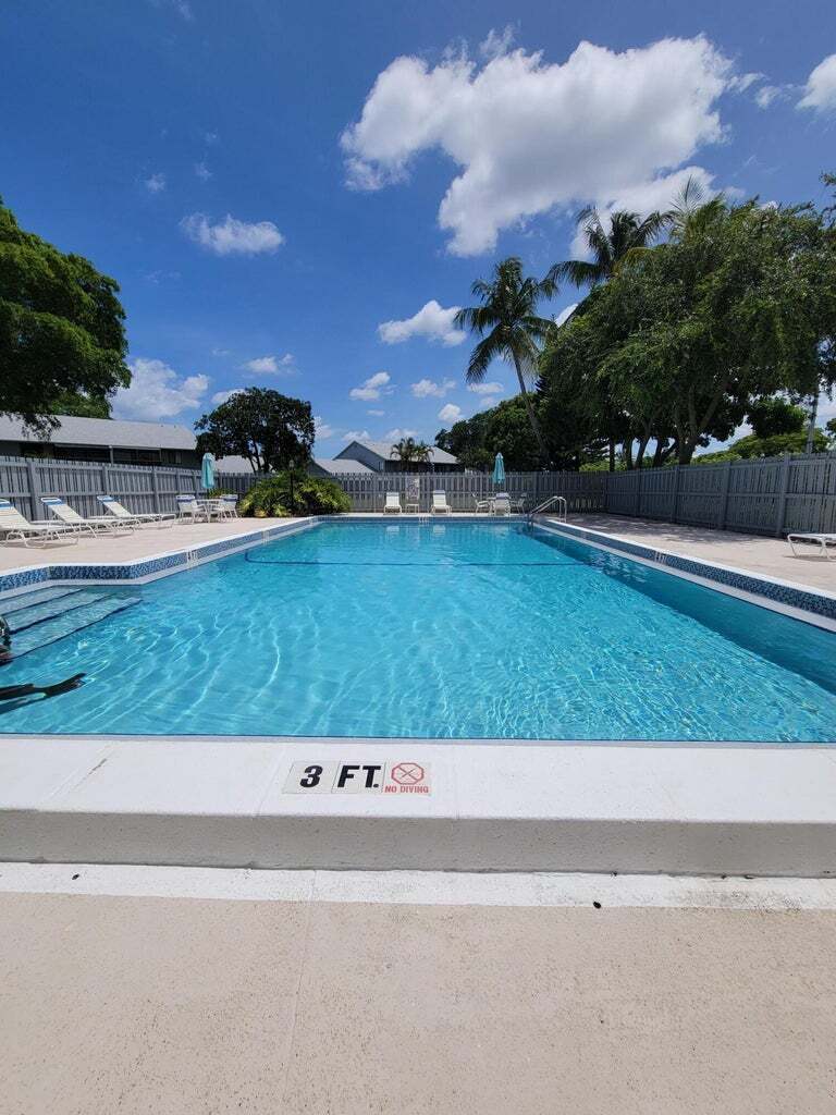 Building Photo - 940 Rainberry Lake Dr