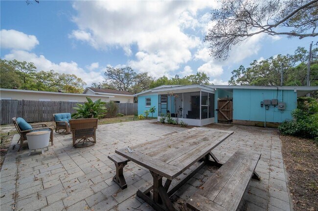 Building Photo - Renovated 2/1 home in Dunedin _ Price reduced