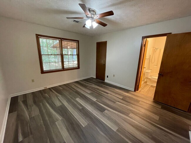 Building Photo - Secluded 2/1.5 Apartment East Rome $1,095