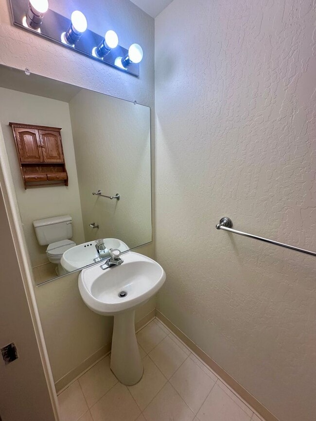 Building Photo - Spacious 3 Bedroom 2.5 Bath Home In NW Ren...