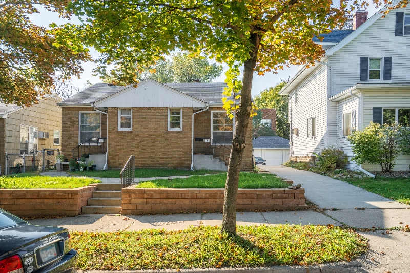 Building Photo - 2106 Grand Ave S