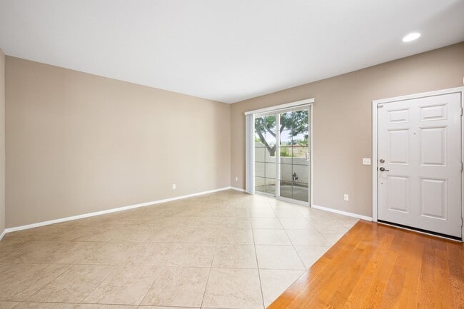 Building Photo - Beautiful townhome in the desirable Rancho Rose community in Jeffries Ranch!