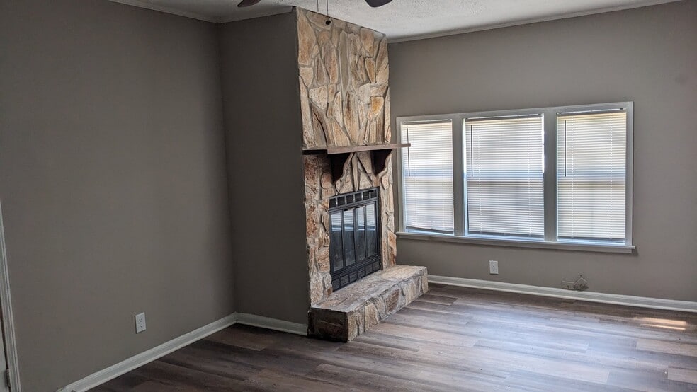 Building Photo - 2741 Williamsburg Dr