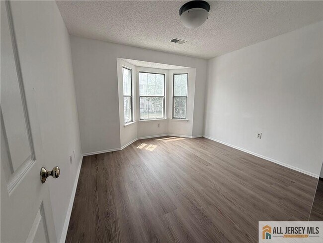 Building Photo - 115 Albury Way