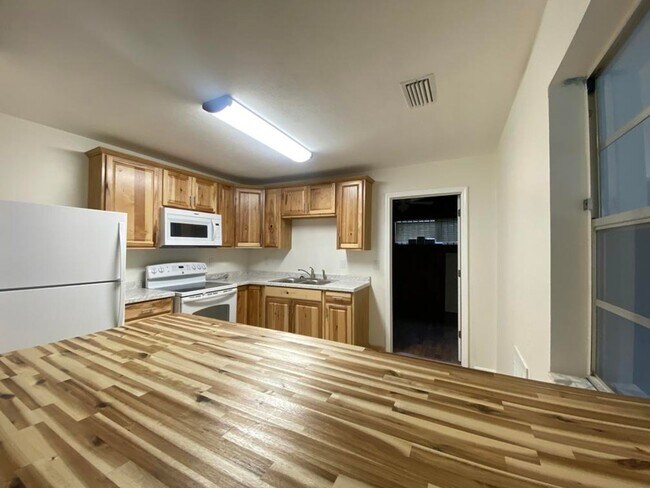 Building Photo - 2/1 plus bonus room in Holly Hill