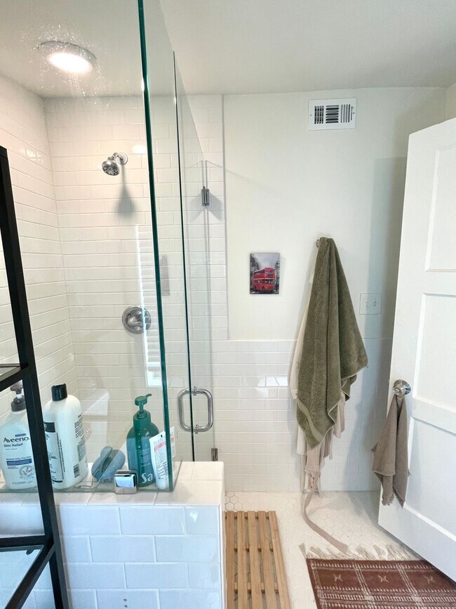 Building Photo - Cozy 2 Bed, Study/Office Room & Bath Farmhouse Cottage